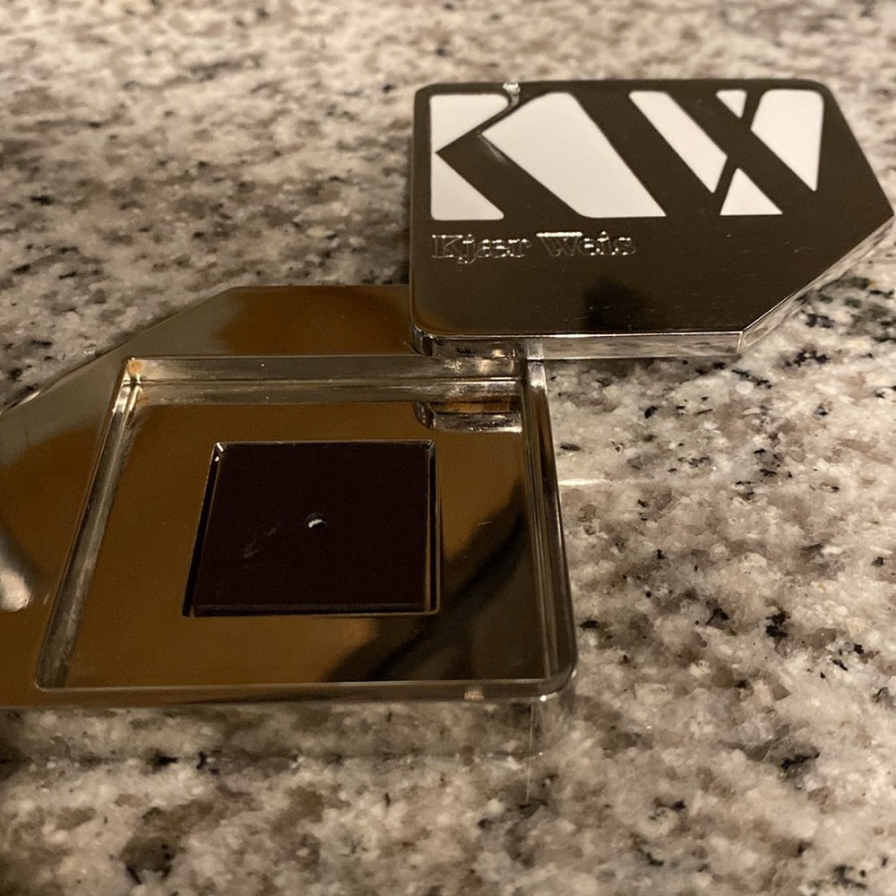 Kjaer Weis refillable case - cream foundation size